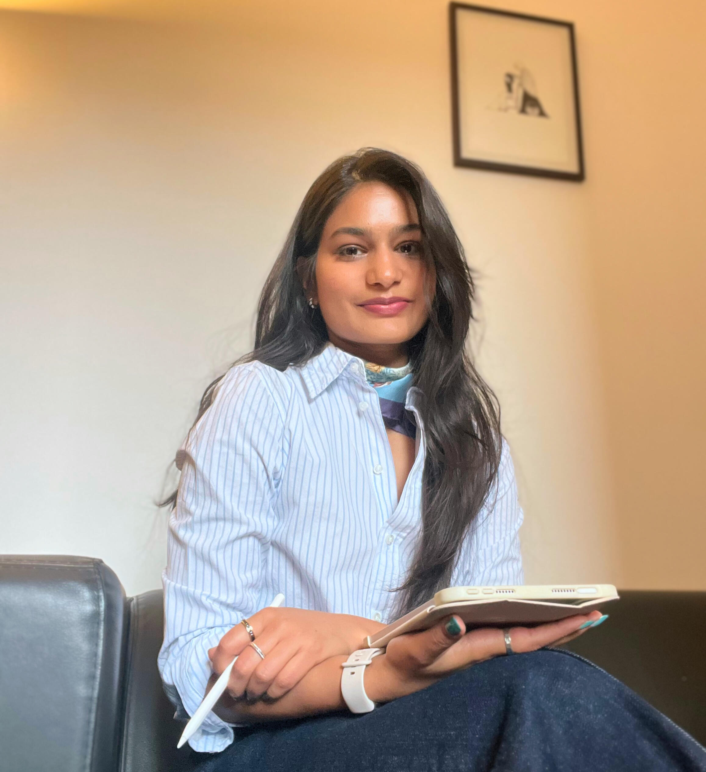 English-speaking psychologist in Italy, Aditi Chauhan, in her private therapy office, offers in-person and online sessions for individuals, couples, and expat families. Psicologa in Italia, Aditi Chauhan, nel suo studio di terapia per espatriati, disponibi