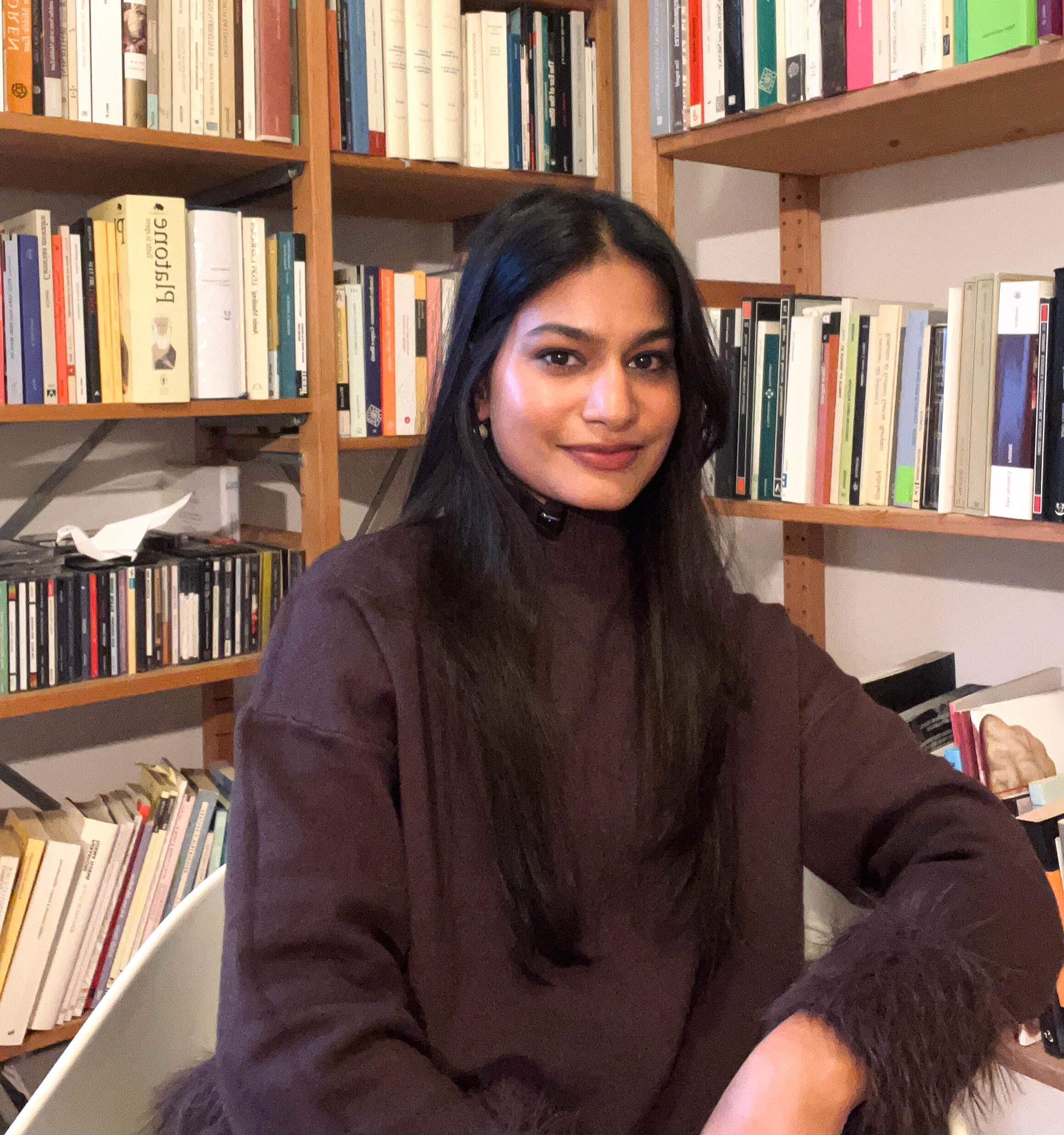 English-speaking psychologist in Italy, Aditi Chauhan, in her private therapy office, offers in-person and online sessions for individuals, couples, and expat families. Psicologa in Italia, Aditi Chauhan, nel suo studio di terapia per espatriati, disponibi